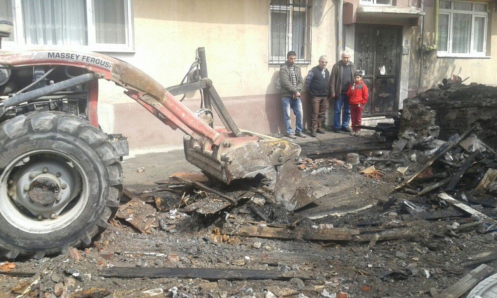 Yanan Evi Belediye Ekipleri Temizledi