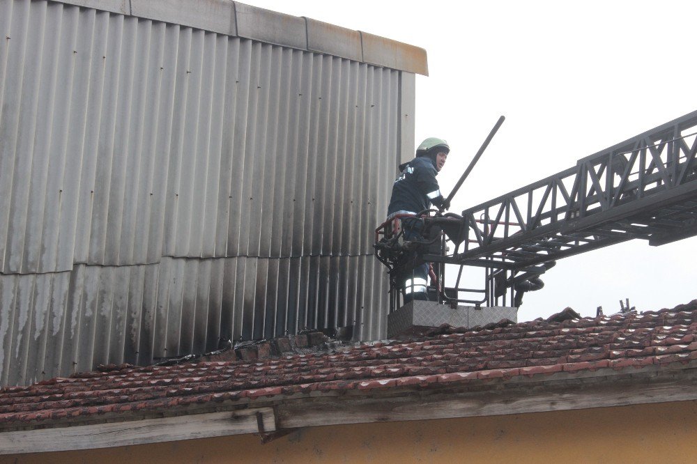 Mantar Üretim Tesisinde Yangın Korkuttu