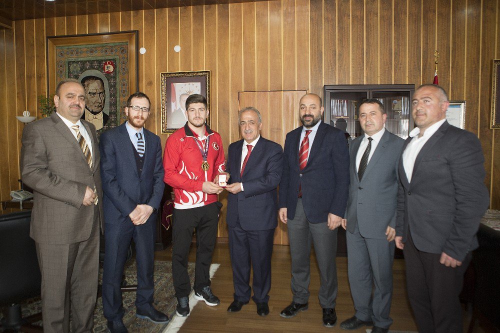 Şampiyon Güreşçi, Rektör Çomaklı’yı Ziyaret Etti