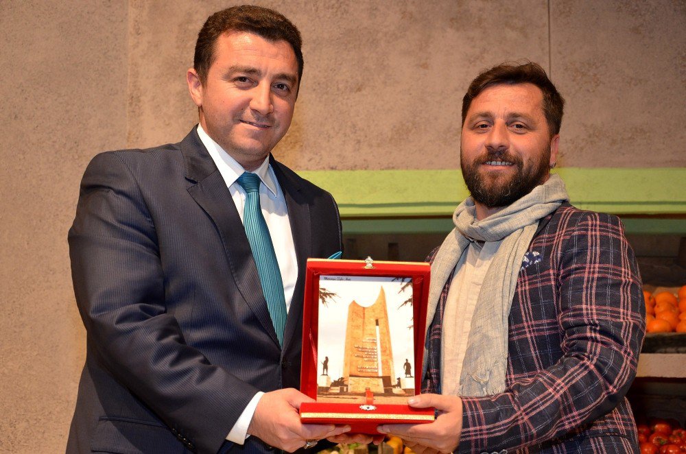 Bozüyük Belediyesi Tiyatro Topluluğu “Kulaktan Kulağa” Adlı Oyunu Sahneledi