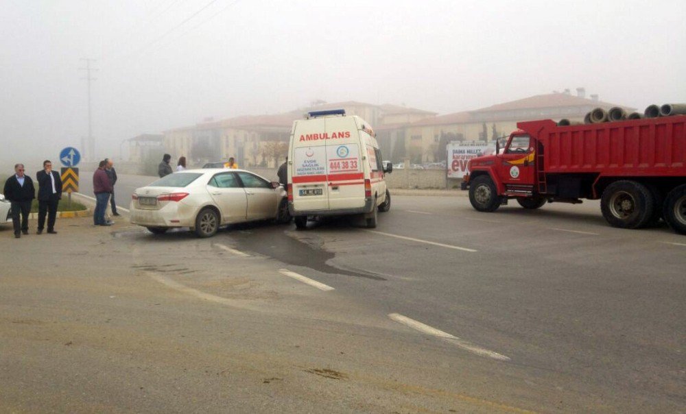 Ambulans İle Otomobil Çarpıştı: 1 Yaralı