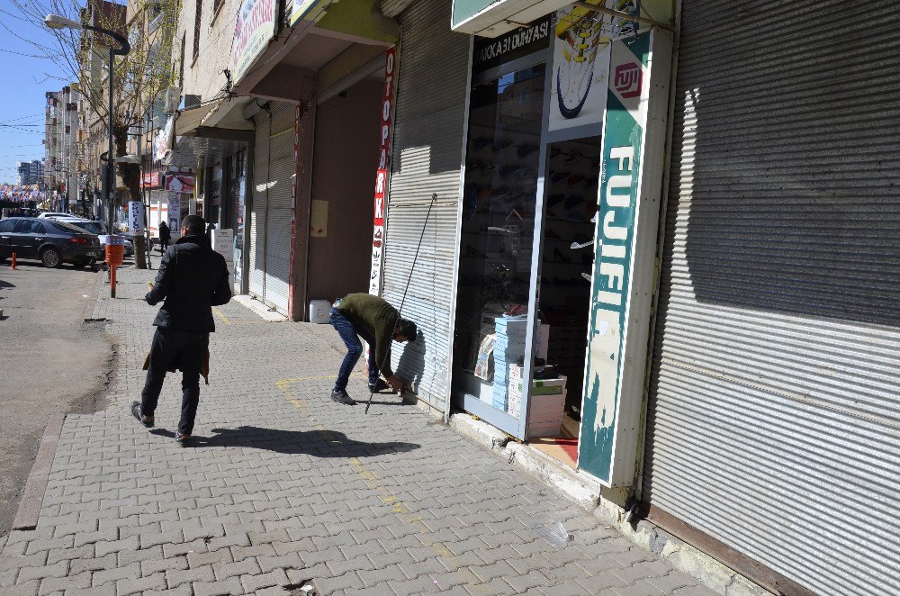 Trafiğe Kapatılan Caddenin Esnafı Kepenk İndirdi