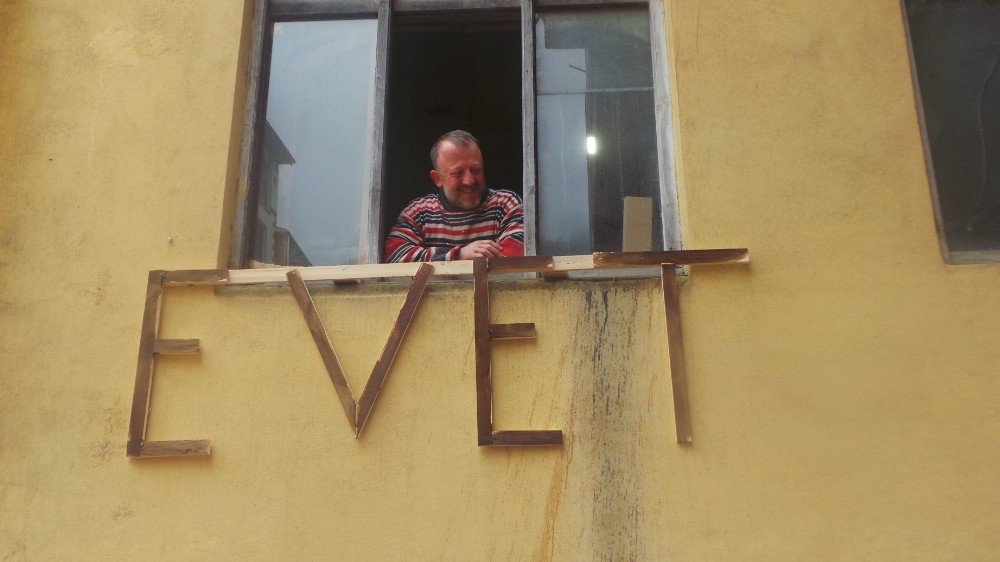 İş Yerinin Dışına Referandumda Vereceği Oyu İşte Böyle Yazdı