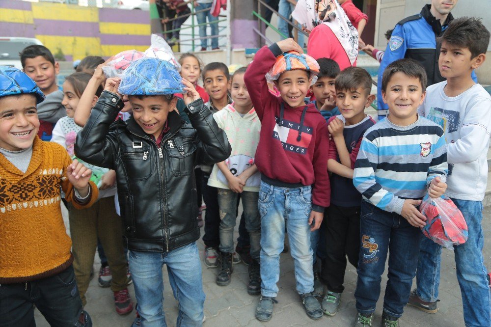 Silopi’de Polisler Öğrencilerle Top Oynadı