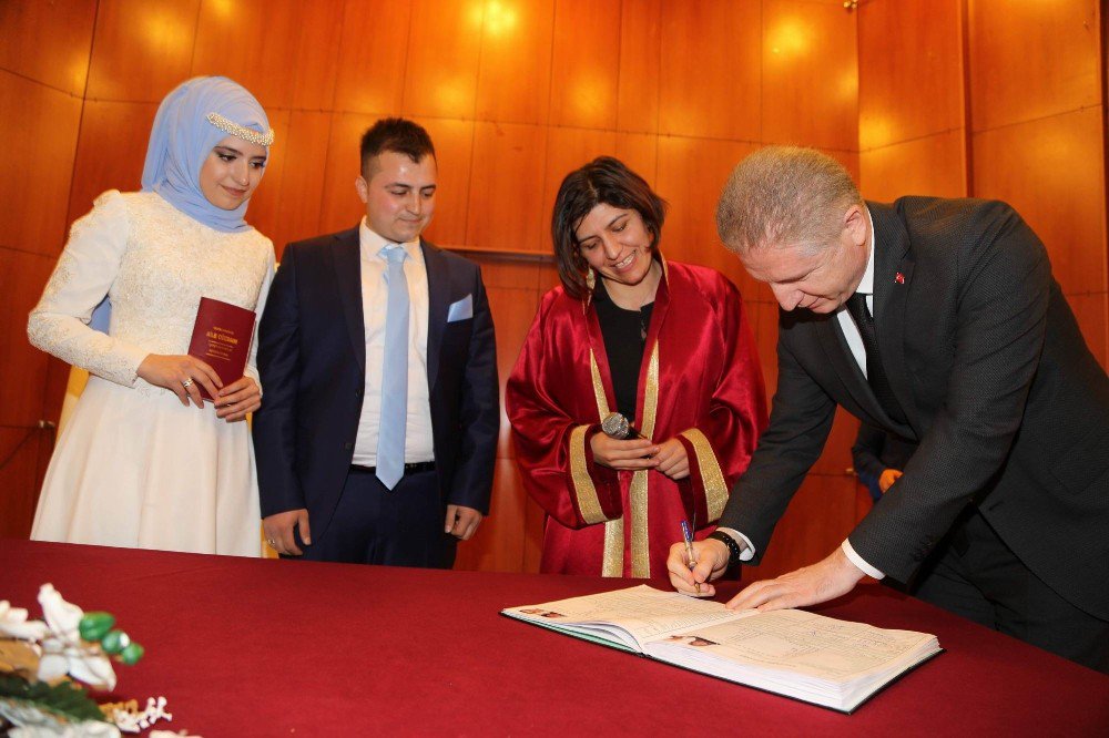 Sosyal Medyadan Nikah Daveti Alan Vali Gül’den Çifte Nikah Sürprizi