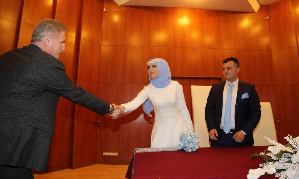Sosyal Medyadan Nikah Daveti Alan Vali Gül’den Çifte Nikah Sürprizi