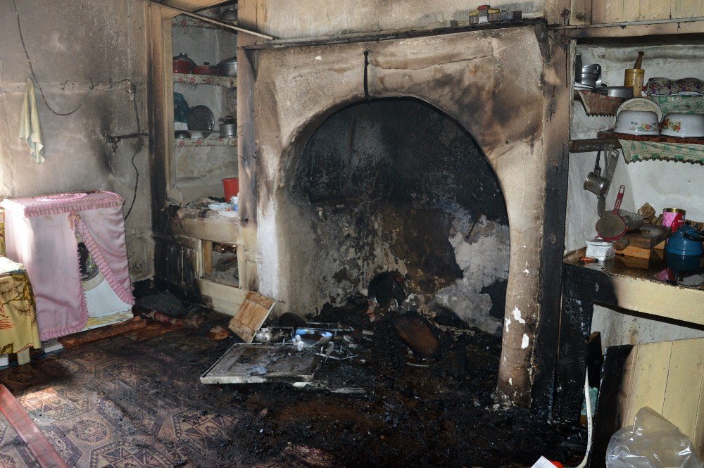 Niksar’da Ahşap Evde Yangın