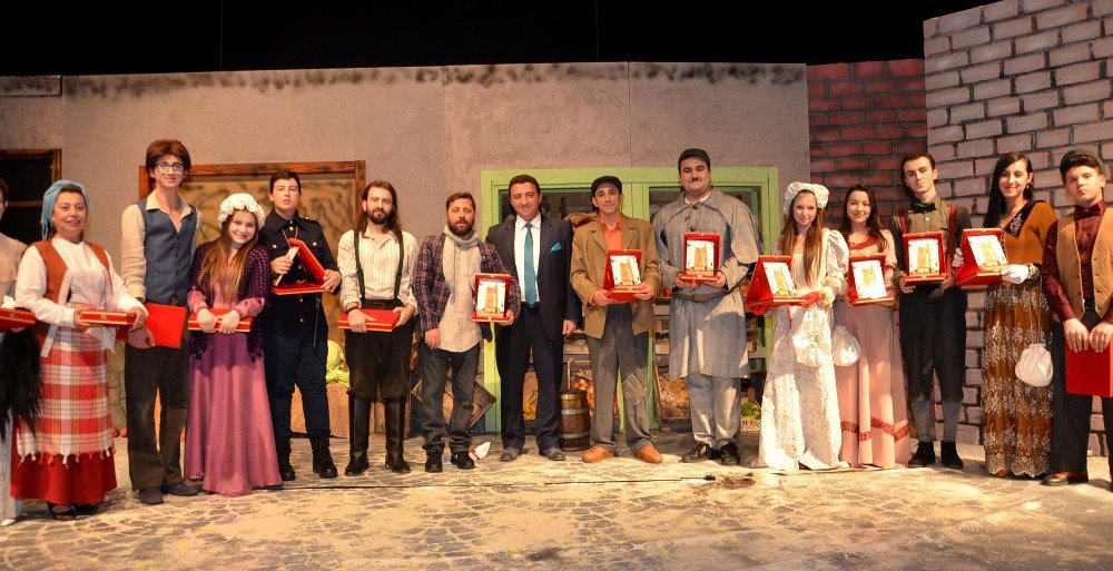 Bozüyük Belediyesi Tiyatro Topluluğu “Kulaktan Kulağa” Adlı Oyunu Sahneledi