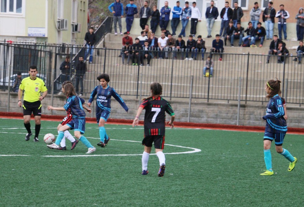 Kadınlar Futbol Maçında Kavga Çıktı