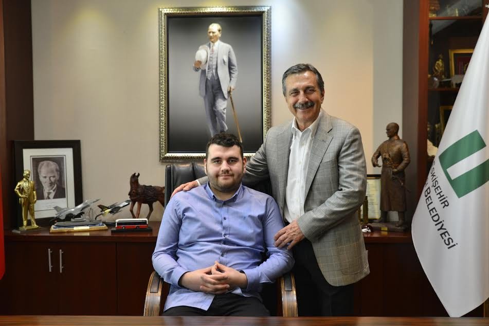 19 Yaşındaki Otistik Mertcan Bir Günlüğüne Başkan Oldu