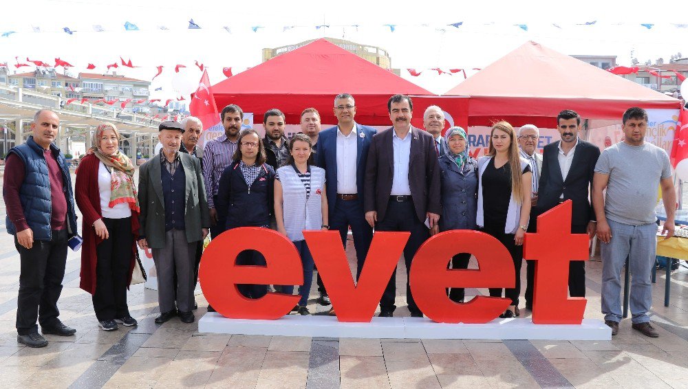 Ak Parti’li Erdem ‘Evet’ Çadırını Ziyaret Etti