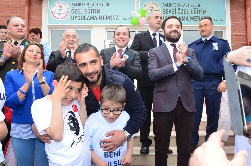 Eski Milli Futbolcu Ümit Karan’dan Otizmli Çocuklara Destek