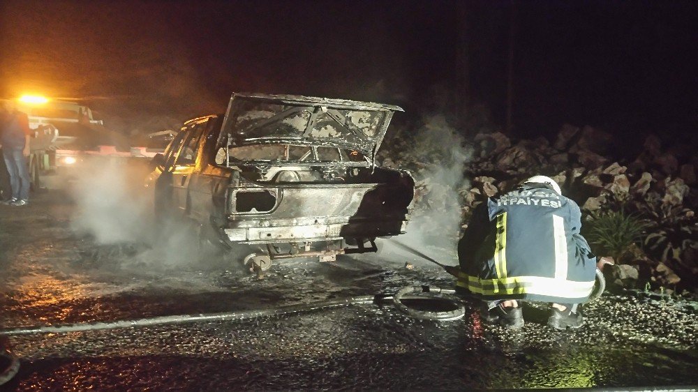 Araç Yanarak Hurdaya Döndü, Sürücü Son Anda Kurtuldu