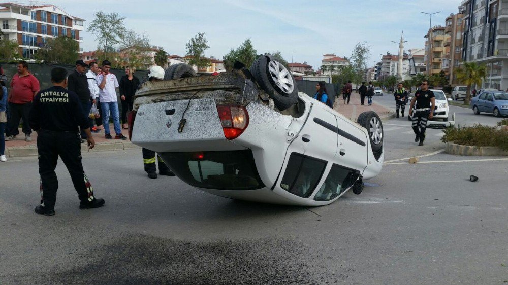 Manavgat’ta Trafik Kazası: 2 Yaralı