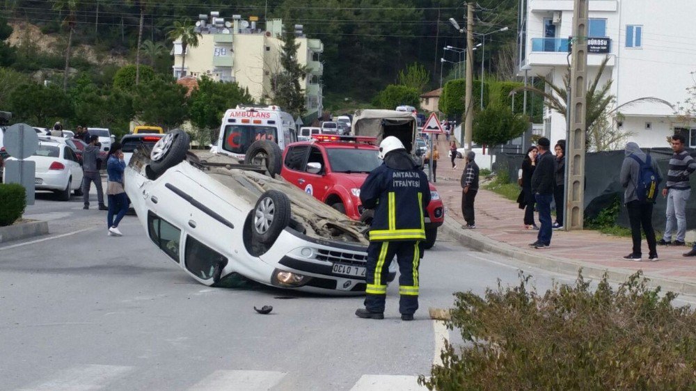 Manavgat’ta Trafik Kazası: 2 Yaralı