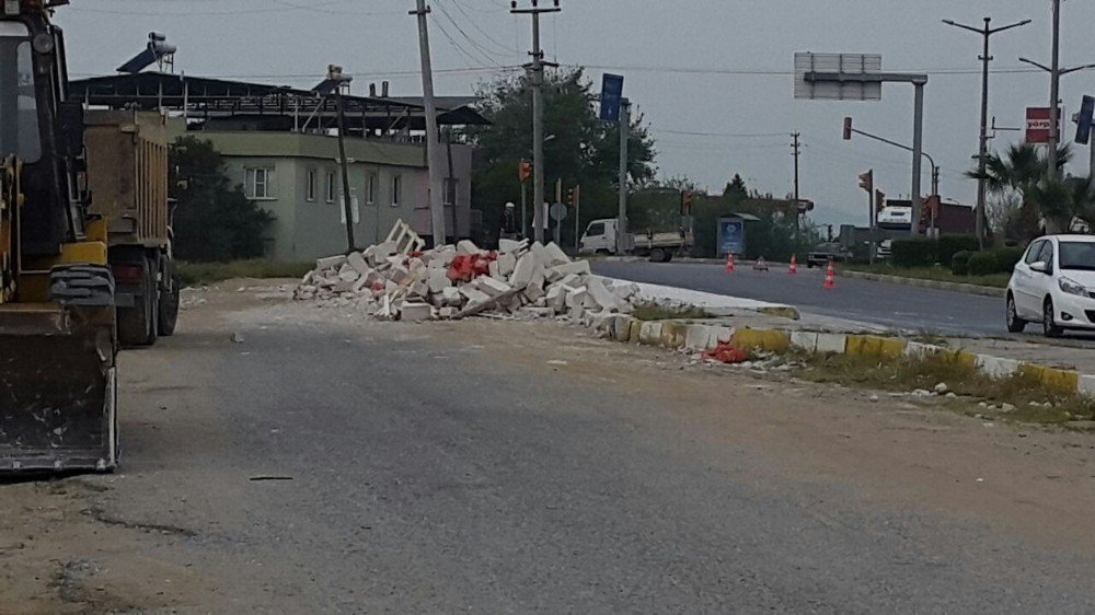 Nazilli’de Virajı Alamayan Tır Devrildi