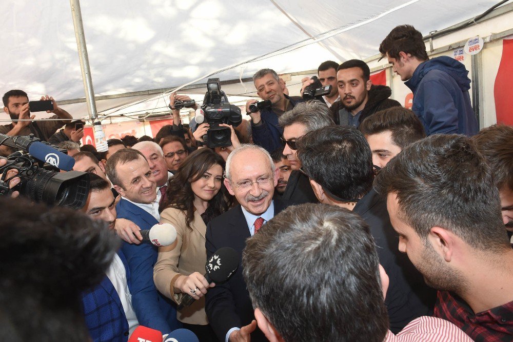 Kılıçdaroğlu ’Evet’ Çadırını Ziyaret Etti