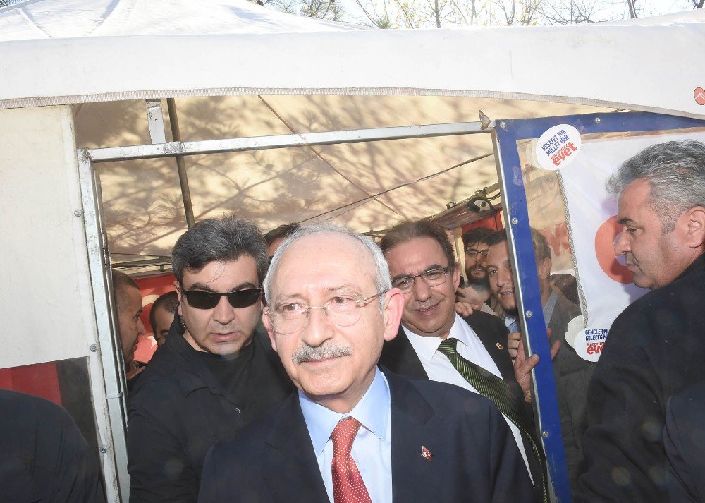 Kılıçdaroğlu ’Evet’ Çadırını Ziyaret Etti