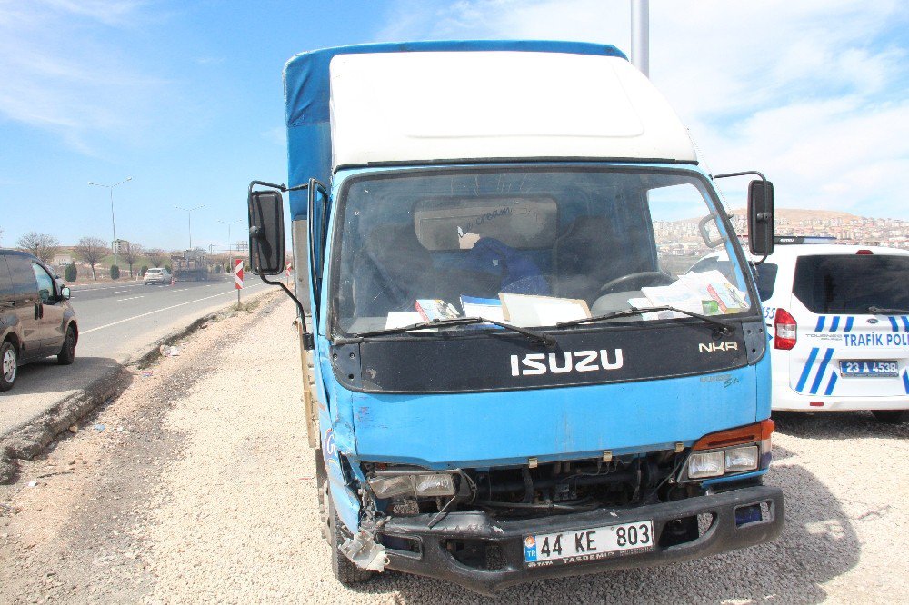 Elazığ’da Ambulans İle Kamyonet Çarpıştı: 3 Öğrenci Yaralı