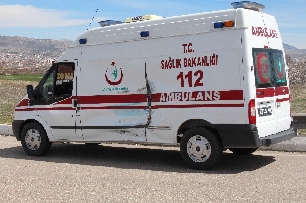 Elazığ’da Ambulans İle Kamyonet Çarpıştı: 3 Öğrenci Yaralı