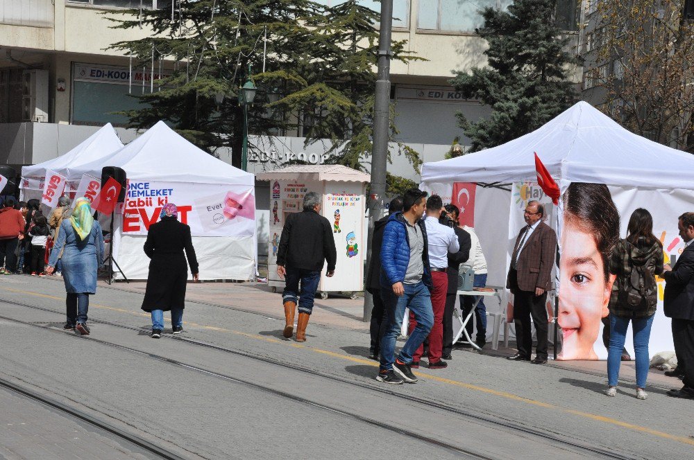 ’Evet’ Ve ’Hayır’ Çadırları Yan Yana