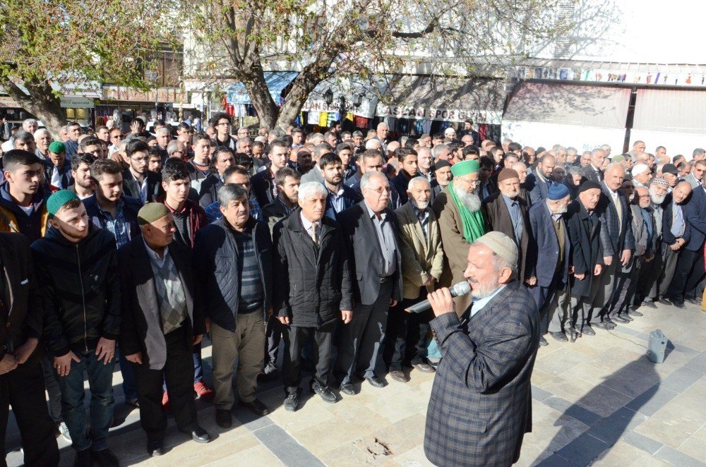 Gıyabi Cenaze Namazı Kılarak, İdlip Saldırısına Tepki Gösterdiler