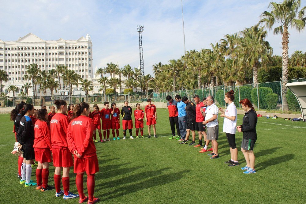 İşitme Engelli Bayan Futbol Milli Takımı, Olimpiyatlara Manavgat’ta Hazırlanıyor