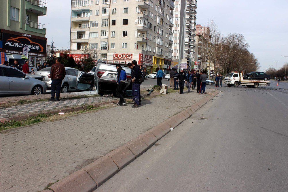 Takla Atan Otomobil 3 Haraca Zarar Verdi