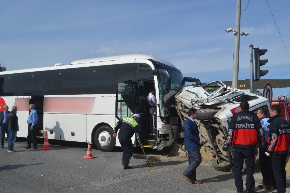 Yolcu Otobüsü İle Otomobil Çarpıştı: 1 Yaralı