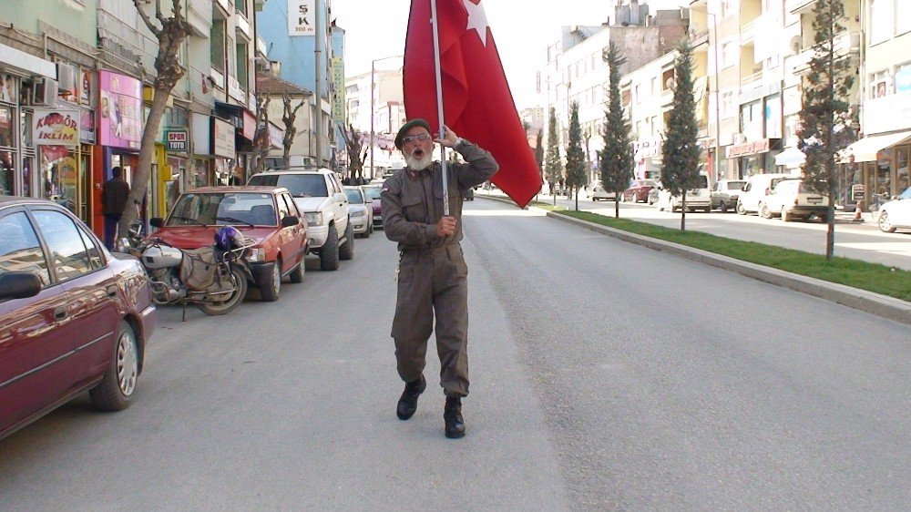 Üniformasını Giyip Türk Bayrağıyla 16 Nisan’a Kadar Sokaklarda Yürüyecek