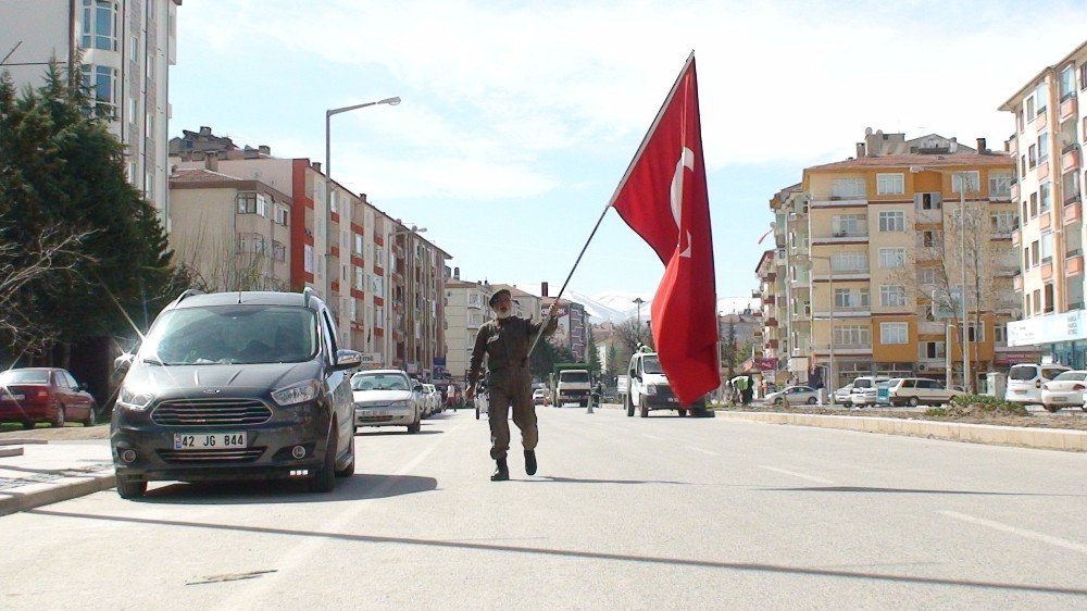 Üniformasını Giyip Türk Bayrağıyla 16 Nisan’a Kadar Sokaklarda Yürüyecek