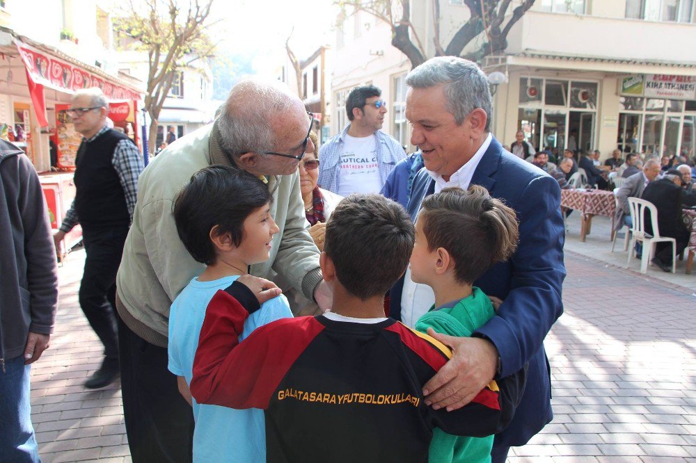 Kuşadası Belediyes Güzelçamlı’da Da Nutuk Dağıttı