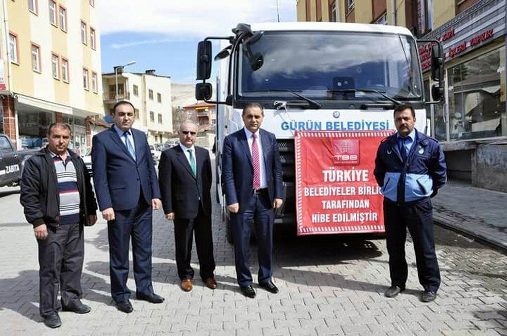 Bakan Yılmaz, Gürün’e Çöp Kamyonu Hediye Etti