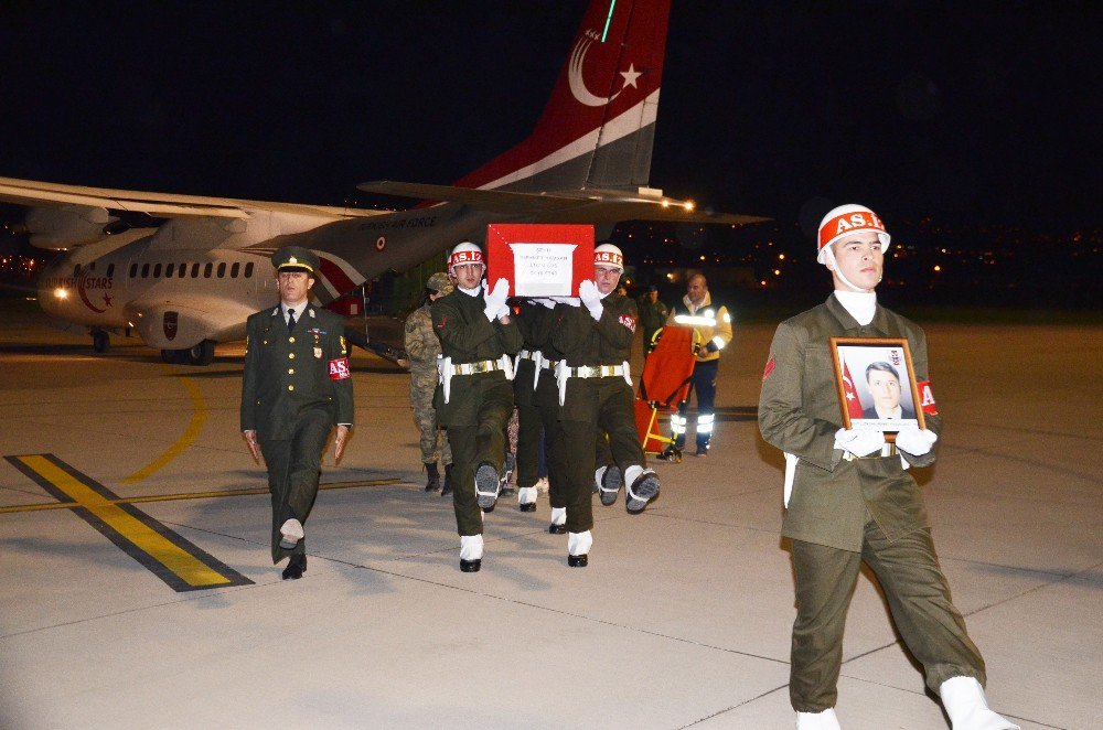 Şehit Uzman Onbaşı Mehmet Yavşan’ın Naaşı Gece Karşılandı