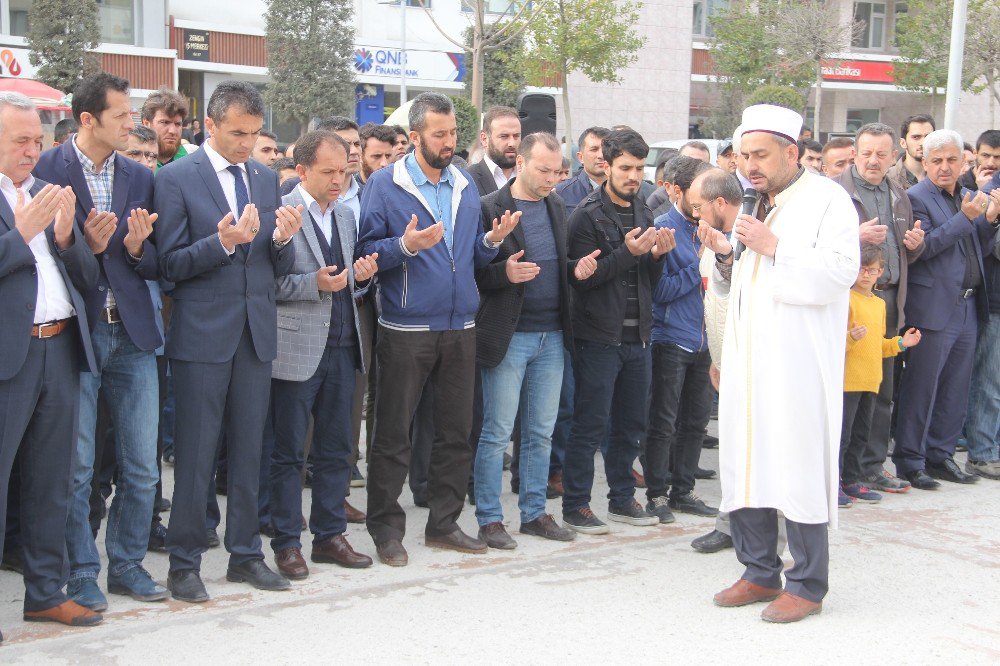 Kimyasal Saldırıda Ölenler İçin Gıyabi Cenaze Namazı Kılındı