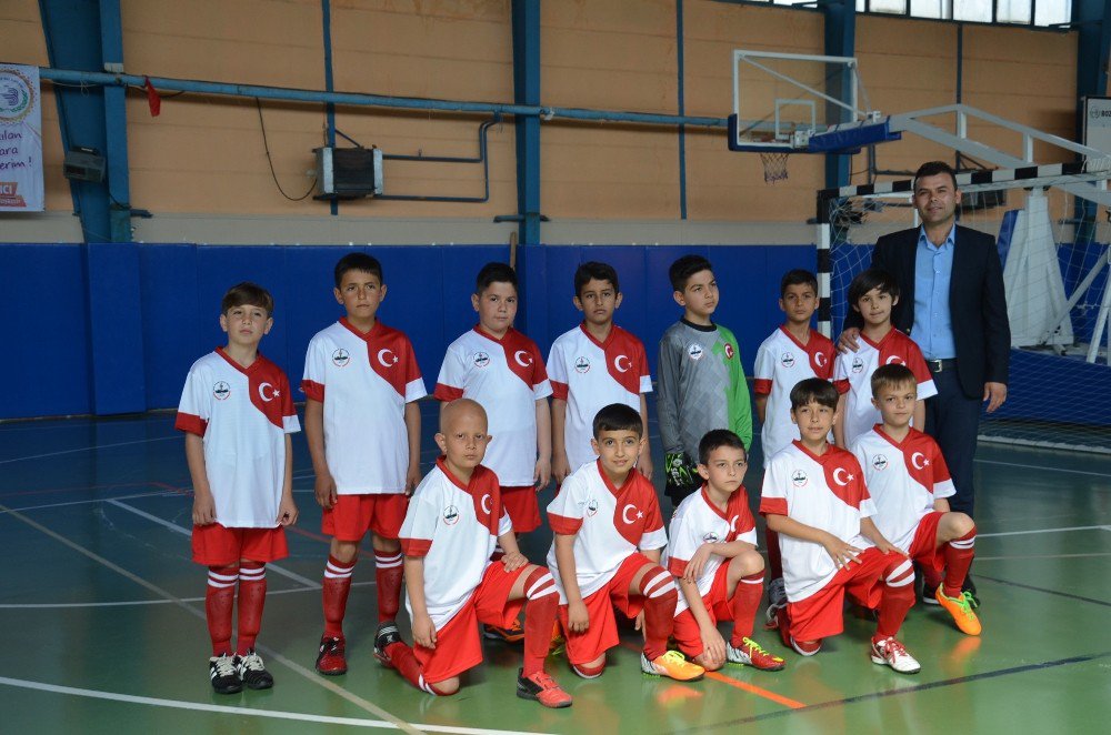 Bozüyük Belediyesi 23 Nisan Minikler Futsal Şenliği Başladı