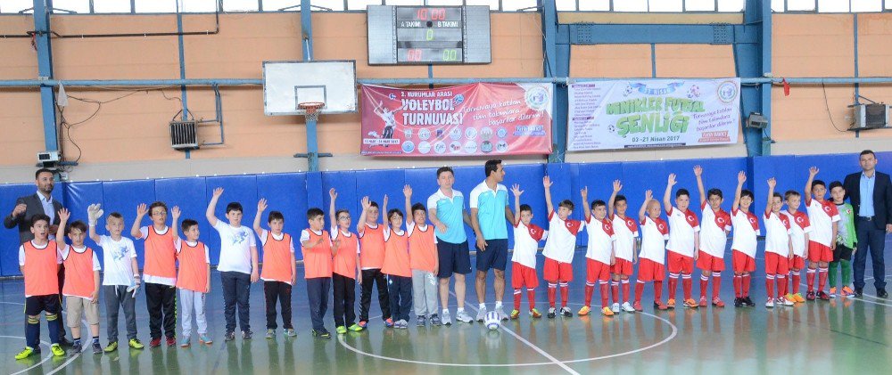 Bozüyük Belediyesi 23 Nisan Minikler Futsal Şenliği Başladı