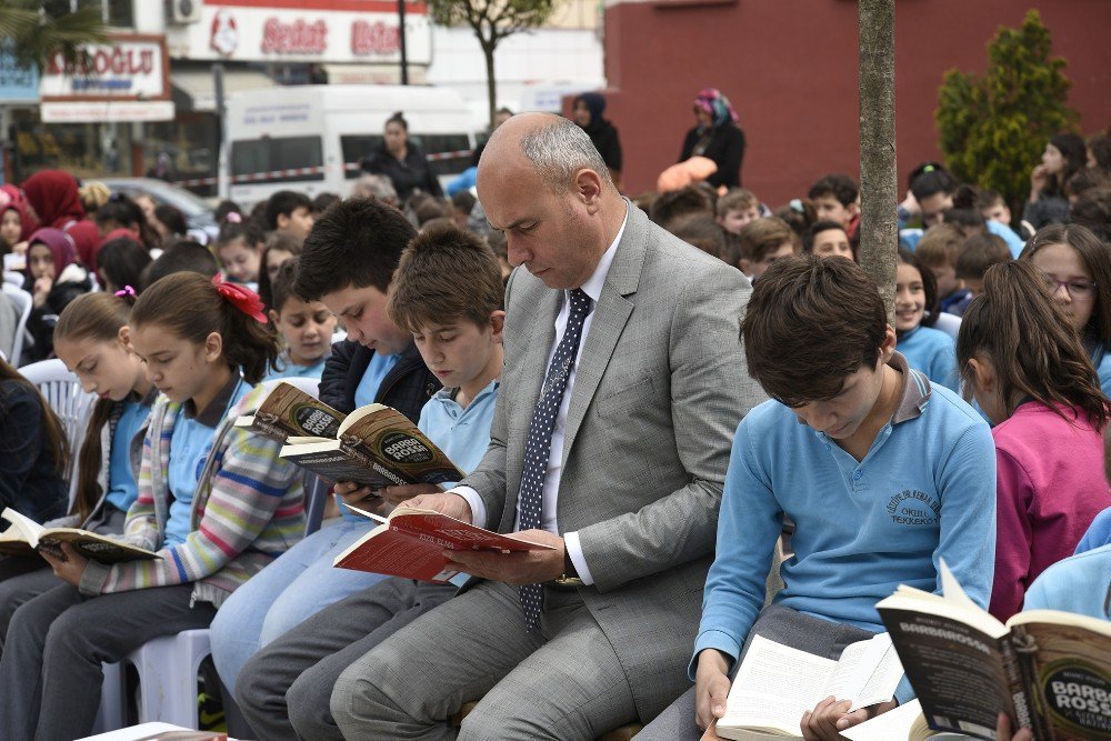 Tekkeköy Meydanda Kitap Okudu