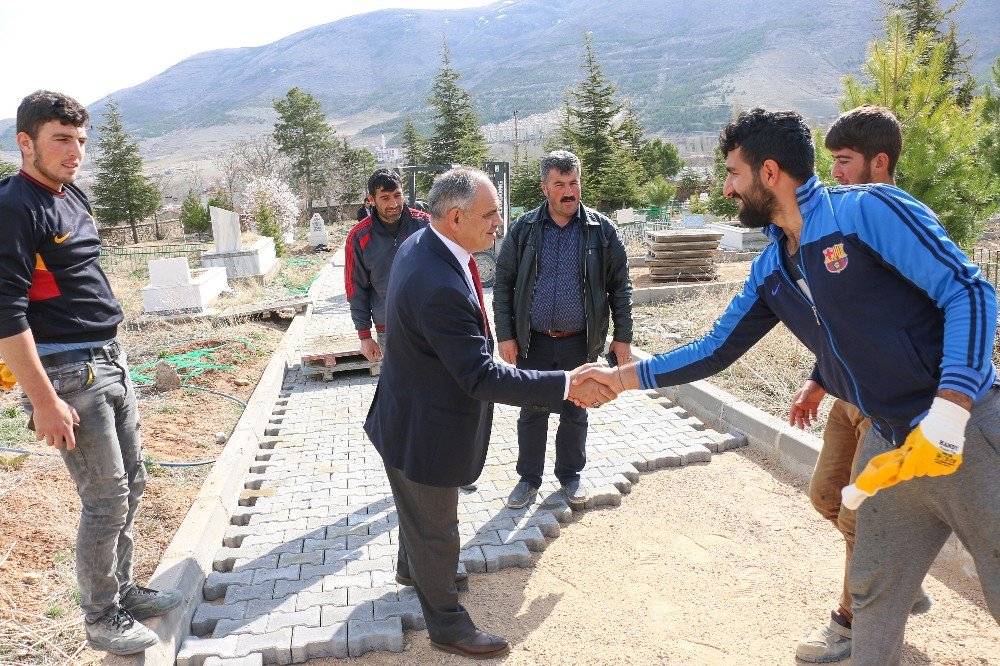 Yahyalı Mezarlıklarında Çevre Düzenlemesi Başladı