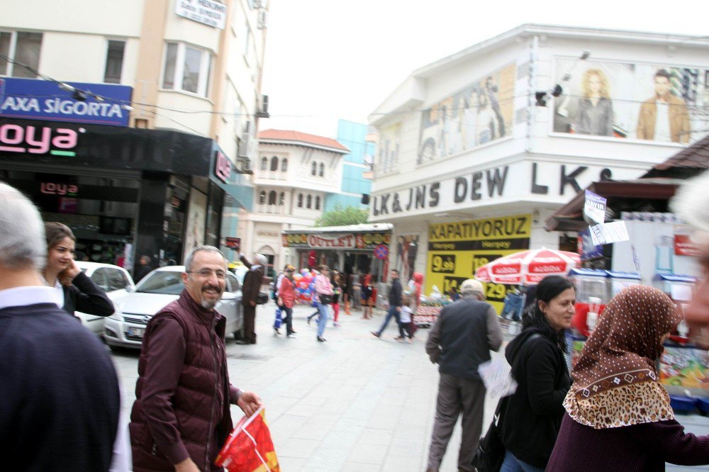 Düğünde Para Saçar Gibi ‘Hayır’ Broşürü Saçtılar