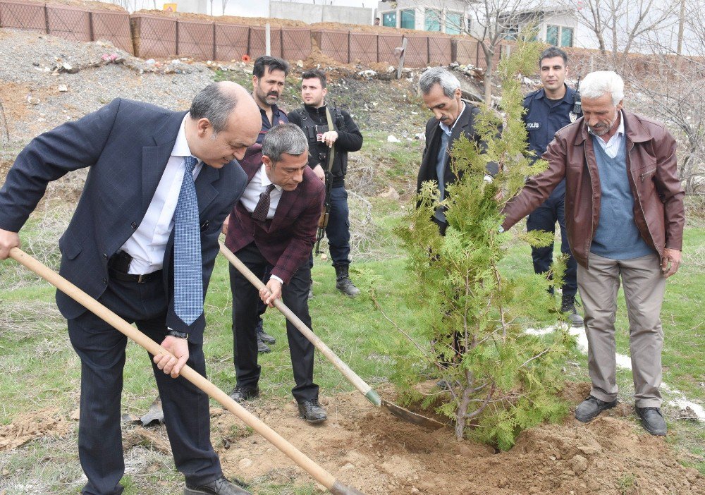 Genç Polisinden Fidan Dikme Etkinliği