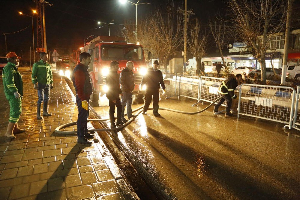 Yüksekova’da Yol Yıkama Çalışması