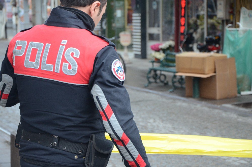 Şüpheli Paketler Polis Ekiplerini Harekete Geçirdi