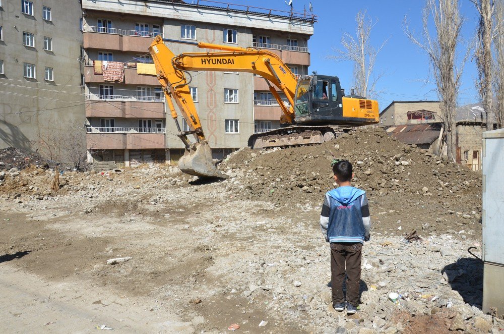 Yüksekova’da Yıkım Çalışması