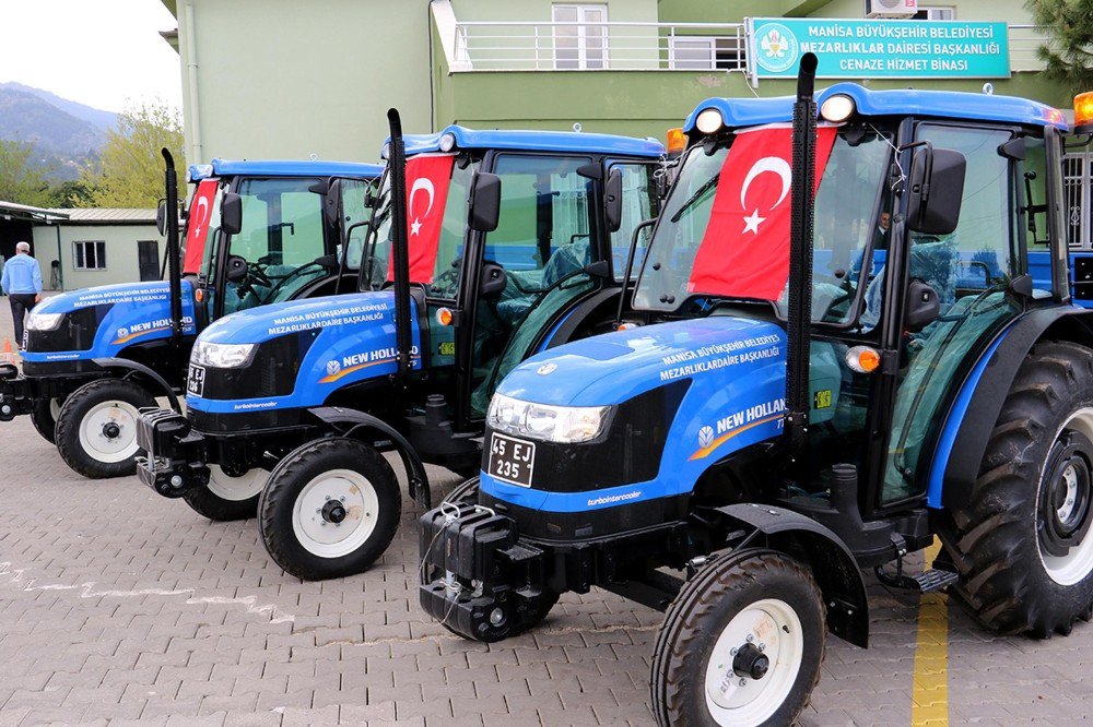 Mezarlık Bakımları İçin Yeni Traktörler Alındı