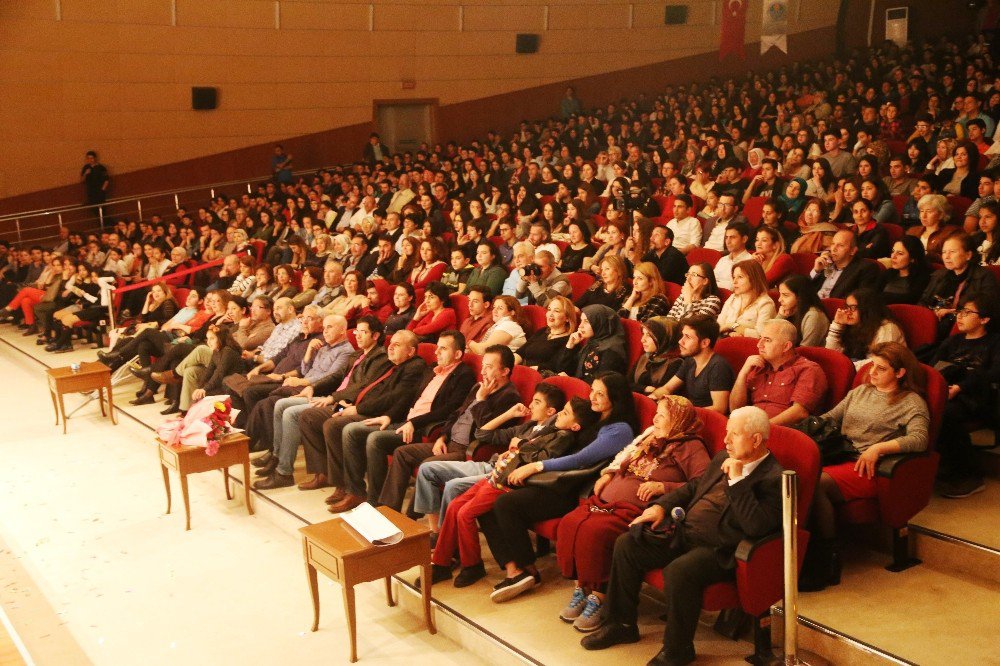 ’Bana Bir Şeyler Oluyor’ Tiyatro Oyunu Sergilendi