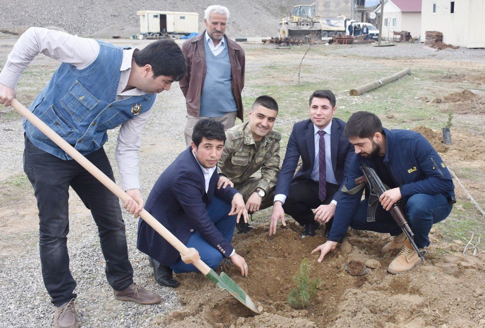 Genç Polisinden Fidan Dikme Etkinliği