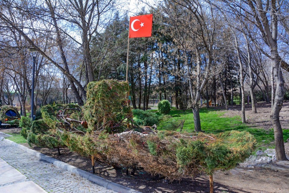 Altınpark’ta Çalılardan Otomobil Yaptılar