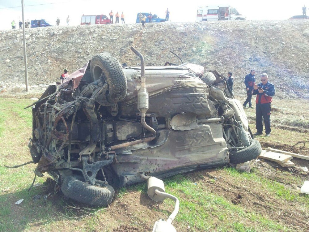 Cenazeye Giden Aile Kaza Geçirdi: 1 Ölü 2 Yaralı