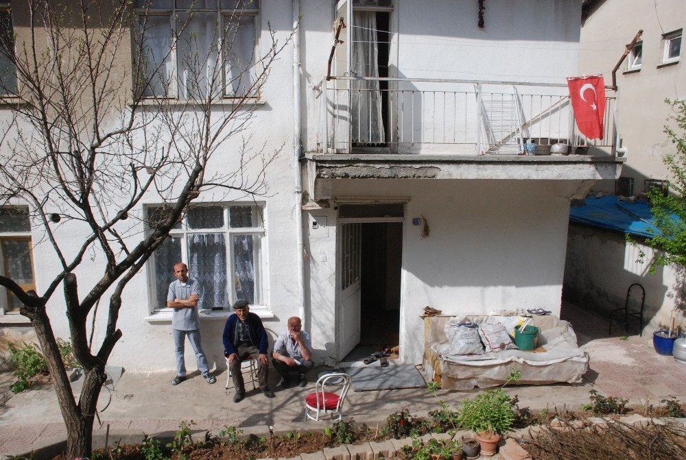 Kredi Borçlarını Ödeyemeyen Aile Zor Günler Geçiriyor